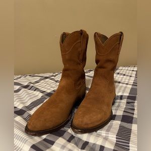 Tecovas men boots size 8. Honey suede.
